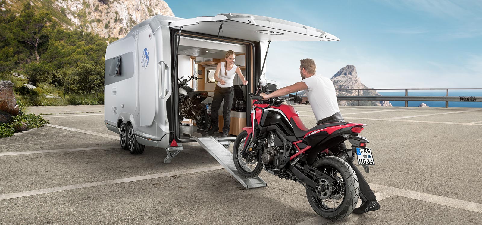 KNAUS Content-Sharing-Widget - Wohnwagen DESEO Exterieur - Platz für bis zu 2 Motorräder