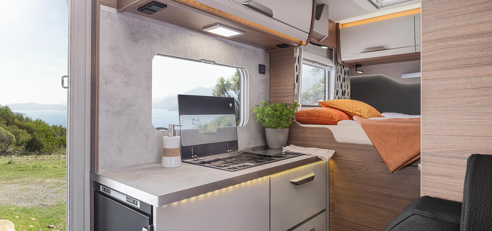 TOURER VAN 2023 mit platzsparender Kompaktküche mit Kompressorkühlschrank, 2‐Flamm‐Kocher, Spüle und viel Stauraum