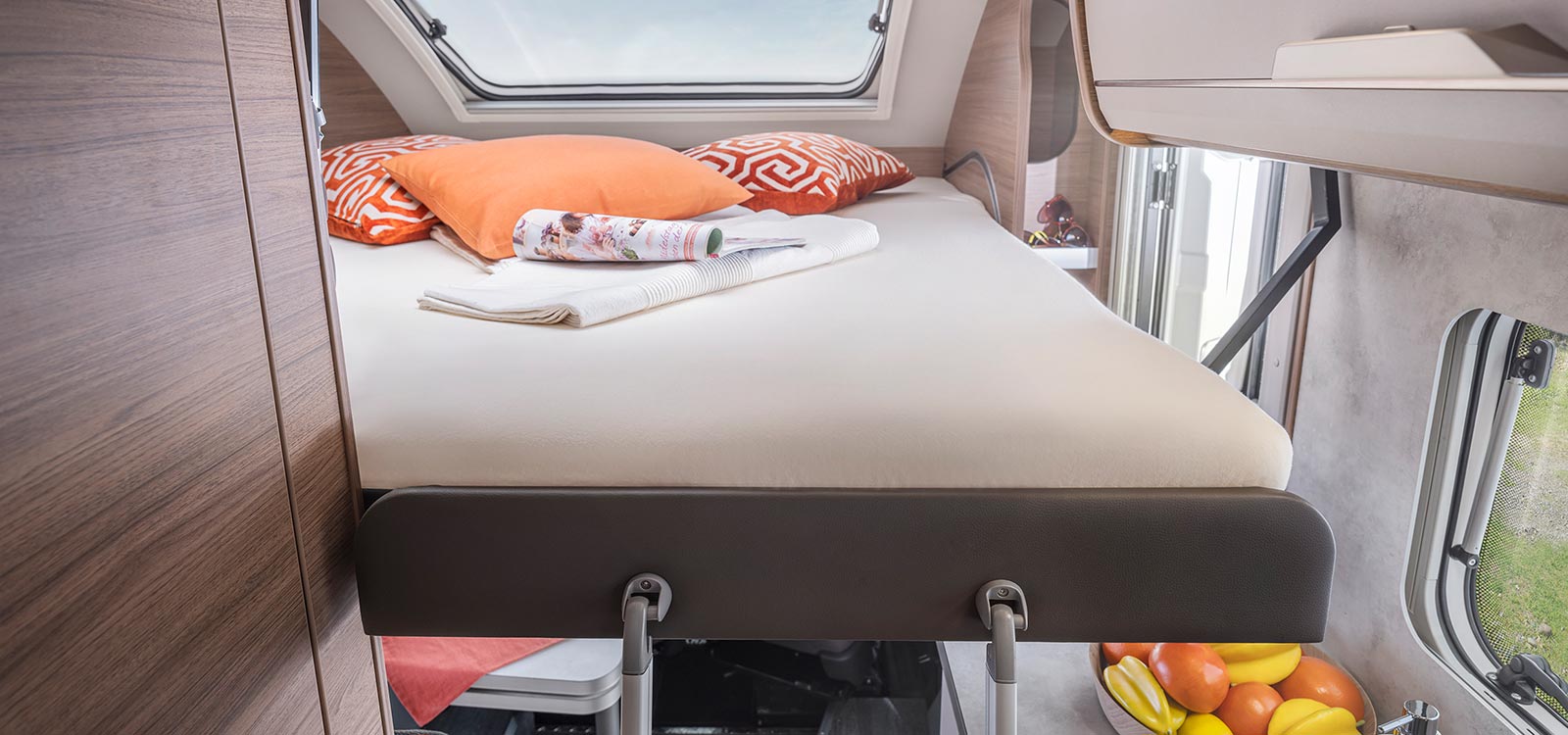 KNAUS TOURER VAN mit ausziehbaren Slide-Bett das Platz für zwei weitere Personen bietet 