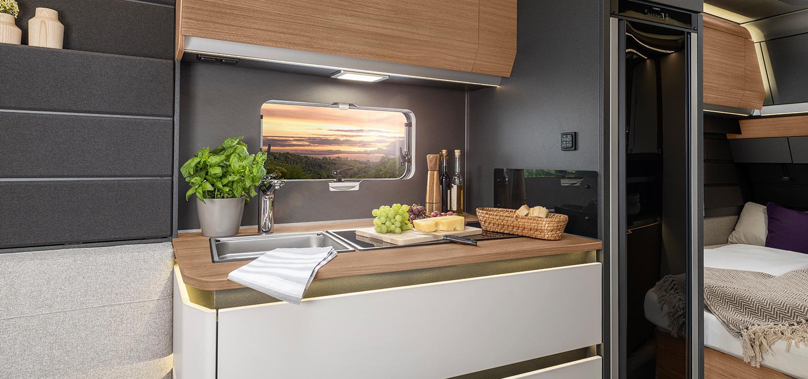 KNAUS AZUR mit einer minimalistischen Design‐Küche, Ambientebeleuchtung, einer edlen Arbeitsplatte und einem formschönem Kühlschrank