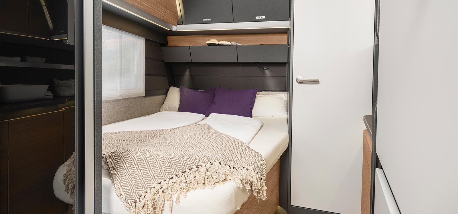 KNAUS AZUR 2023 Schlafzimmer mit französischem Bett, stimmungsvolles Ambientelicht und zusätzlichem Stauraum